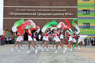 Современная и просторная. Новая школа в Боровлянах на 1 тыс. мест приняла первых учеников