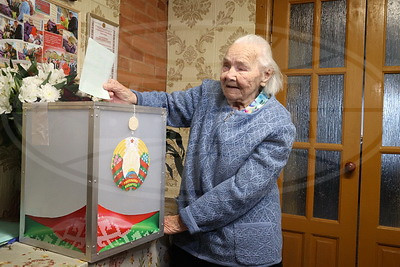 Старейшая избирательница агорогородка Александрия приняла участие в голосовании