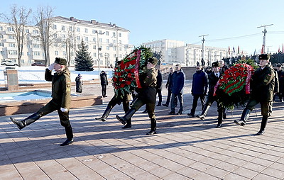 В Витебске состоялась церемония возложения цветов и венков ко Дню защитников Отечества