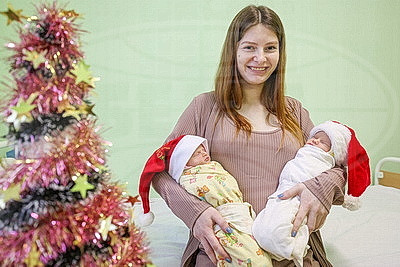 Настоящее новогоднее чудо. В Витебске поздравили мам, родивших накануне праздника