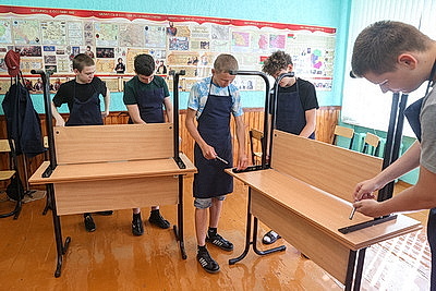 Впервые получили трудовые книжки. Ученики вносят свой вклад в обустройство школы