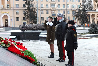 К монументу Победы возложили венки по случаю Дня защитников Отечества