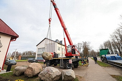 Валуны из Бешенковичей передали для памятника морякам в Санкт-Петербурге