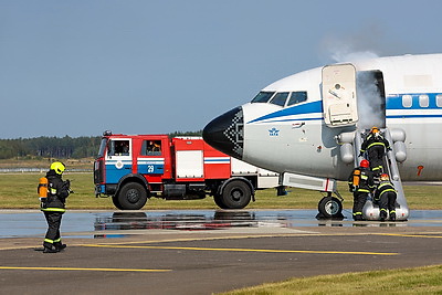 В Национальном аэропорту Минск прошло учение по тушению пожара и спасению людей