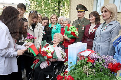 В Гродно поздравляют ветеранов с наступающим Днем Победы