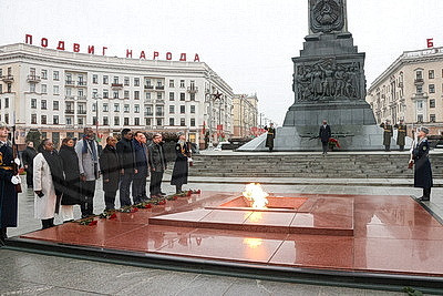 Спикер Сената Республики Кения возложил цветы к монументу Победы в Минске