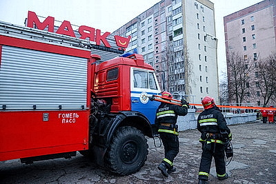 Спасатели работают на месте взрыва газа в Гомеле