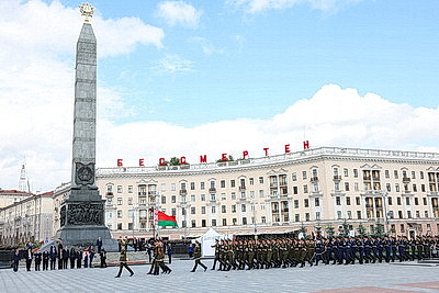 Президент Кубы возложил венок к монументу Победы в Минске