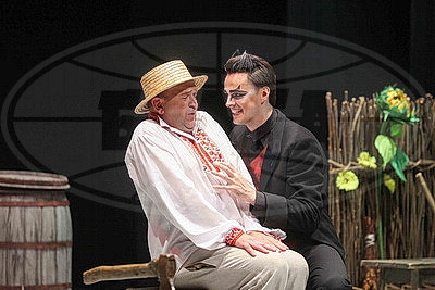 Спектакль "Камедыя" о силе и слабостях обычного человека представили зрителям на фестивале "Белая Вежа"