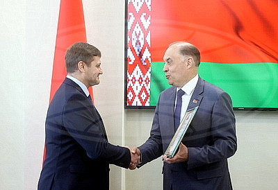 За выполнение важных задач. Вольфович вручил награды представителям разных сфер Гомельской области