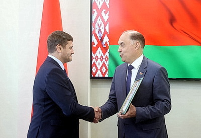 За выполнение важных задач. Вольфович вручил награды представителям разных сфер Гомельской области