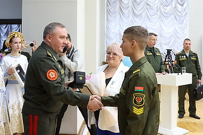 В Доме офицеров чествовали лучших солдат-срочников и их матерей