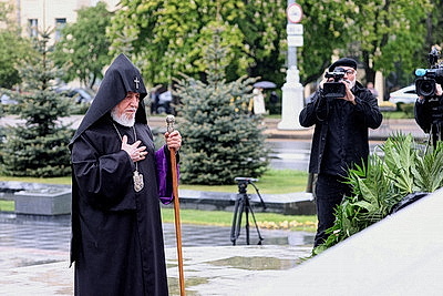 Католикос всех армян Гарегин Второй возложил венок к монументу Победы в Минске