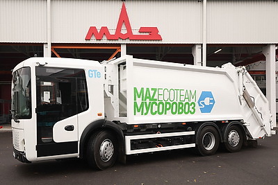 МАЗ передал первый белорусский электрический мусоровоз коммунальным службам