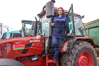 Осознанный выбор профессии. 18-летняя девушка за штурвалом трактора