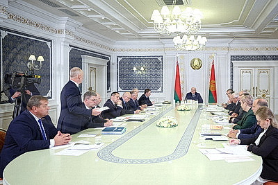 Лукашенко требует выстроить эффективную систему торгового обслуживания, прежде всего на селе