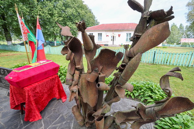 Витебские поисковики впервые передали найденные при раскопках останки бойца РККА его родственникам
