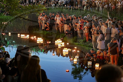 Чарующе и романтично. Фестиваль водных фонариков прошел в Гродно