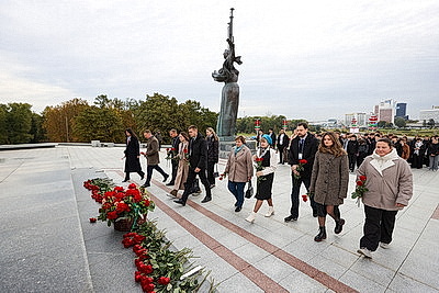 Участники молодежного форума СНГ и ЕАЭС возложили цветы к стеле "Минск - город-герой"