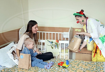 Во время акции "ЖИТЬ, нельзя болеть" детям в РНПЦ радиационной медицины вручили подарки