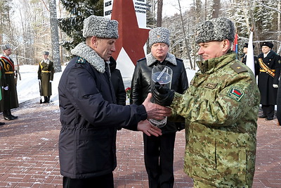 Кубок-символ "Эстафеты Победы" торжественно передали российским пограничникам