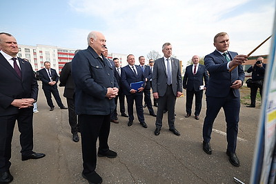 Лукашенко во время рабочей поездки посетил объекты АПК в Шклове