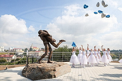 Город любви и место встреч. В Гродно открыли обновленный сквер на берегу Немана