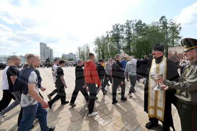 "Получить максимум пользы". Около 150 призывников в Минске торжественно проводили на срочную службу