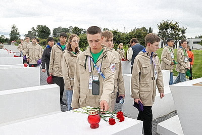 Ребята из "Поезда Памяти" побывали на мемориале детям-жертвам войны