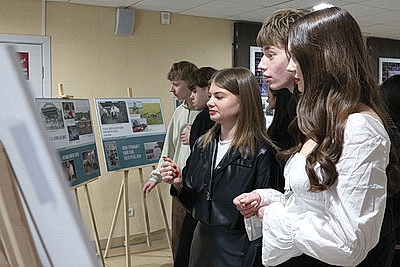 "Взгляд в будущее". Выставка БЕЛТА "Параллельные миры" представлена в БГУКИ