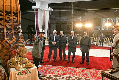 Лидеры стран ОДКБ ознакомились с экспозицией в национальном колорите