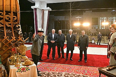 Лидеры стран ОДКБ ознакомились с экспозицией в национальном колорите