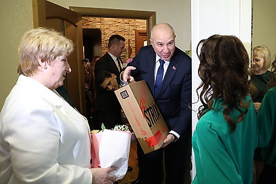 Подарок от Президента получила особенная художница из Вороново, чья картина украсила интерьеры Дворца Независимости