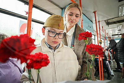 С песнями военных лет. По Минску проехал "Трамвай Победы"