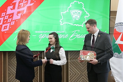 "Каждый рад получить тут паспорт". Всебелорусская акция "Мы - граждане Беларуси!" прошла в ЦИК 
