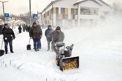 Последствия снегопада устраняют в городах Беларуси