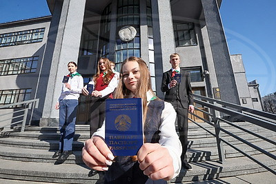"Такое происходит не каждый день". Белорусским школьникам вручили паспорта в Совете Республики