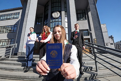 "Такое происходит не каждый день". Белорусским школьникам вручили паспорта в Совете Республики