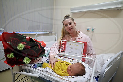 В Могилеве поздравили женщину, родившую в первые минуты нового года