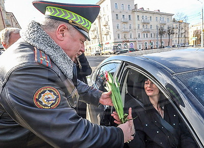 Цветы для солнечных улыбок автоледи. В Витебске стартовала областная акция ГАИ в честь Дня женщин