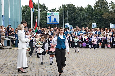 Торжественная линейка в Сеницкой средней школе объединила более 1 тыс. учащихся