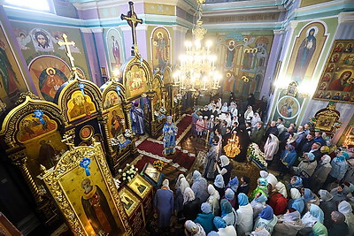 Православные верующие празднуют Рождество Пресвятой Богородицы