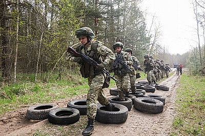 Не только в строю, но и в бою: комбинированный марш-бросок для военнослужащих девушек прошел в Чаусском районе