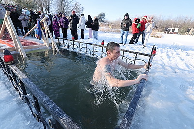 Православные верующие празднуют Крещение Господне