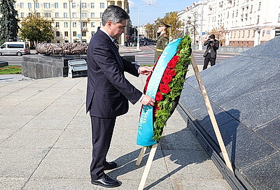 Премьер-министр Казахстана возложил венок к монументу Победы в Минске
