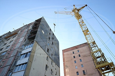 Строители завершают монтаж панелей в пострадавшей при вспышке газа десятиэтажке в Гомеле