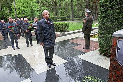 Почтить память погибших. Возложения цветов к братским могилам и мемориалам проходят в канун Дня Победы