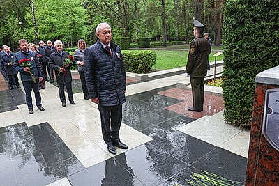 Почтить память погибших. Возложения цветов к братским могилам и мемориалам проходят в канун Дня Победы