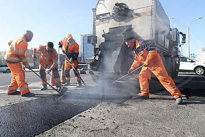 В Беларуси ведутся весенние ямочно-ремонтные работы