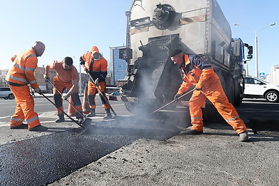 В Беларуси ведутся весенние ямочно-ремонтные работы